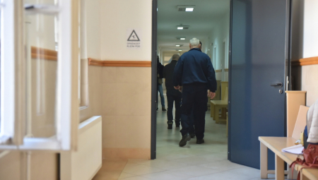 POČELO SUĐENJE ZA TROSTRUKO UBISTVO U ALEKSINCU Džonić doveden s lancima na nogama! (FOTO)