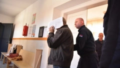 DŽONIĆ VAN SEBE, PRETI DA ĆE SE UBITI Udara glavom o sto i viče: Nisam ja, to je sve policija