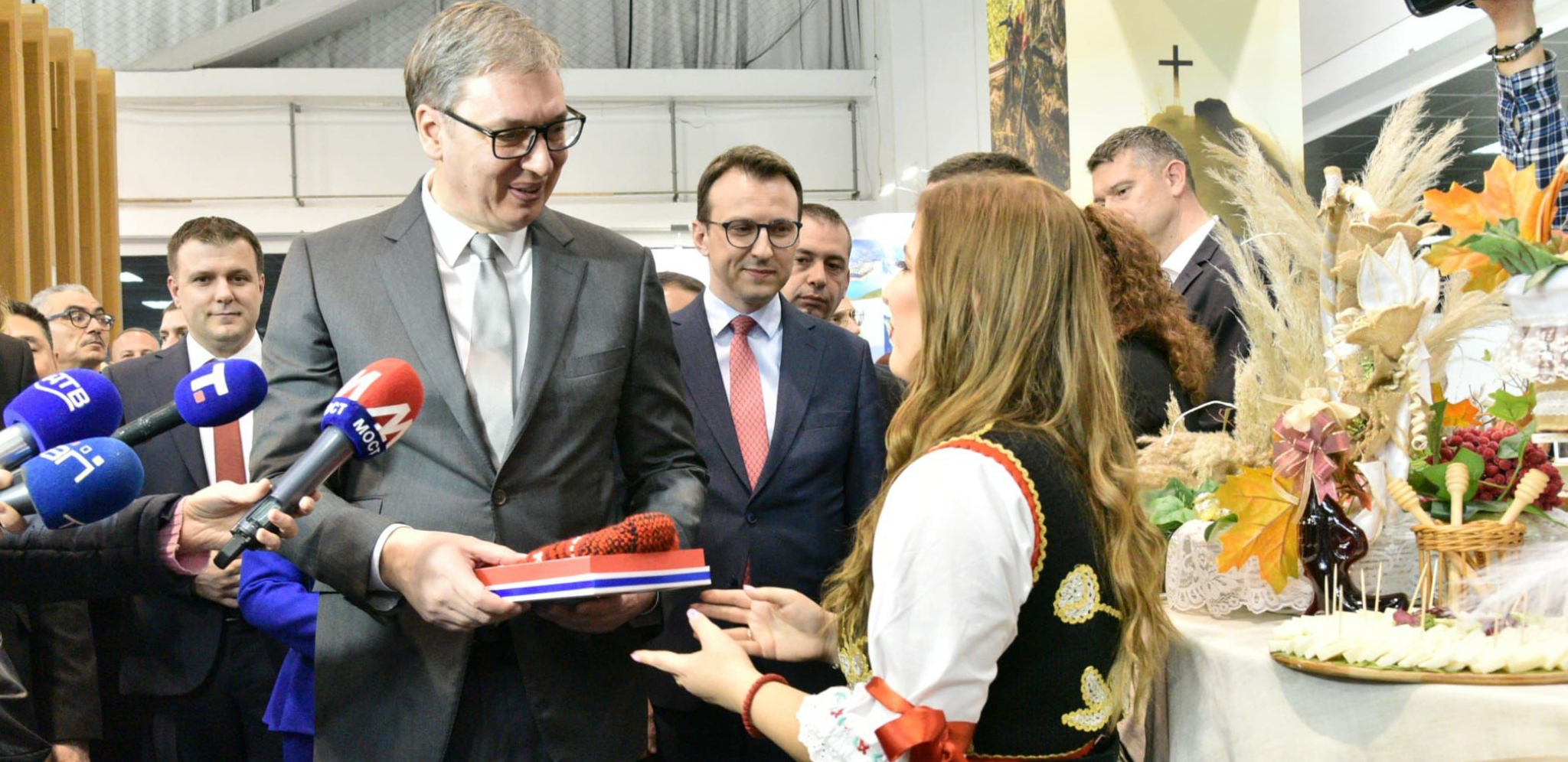 DIVAN POKLON ZA VUČIĆA Evo kakvo je iznenađenje sačekalo predsednika na štandu Kancelarije za Kosovo i Metohiju (FOTO)