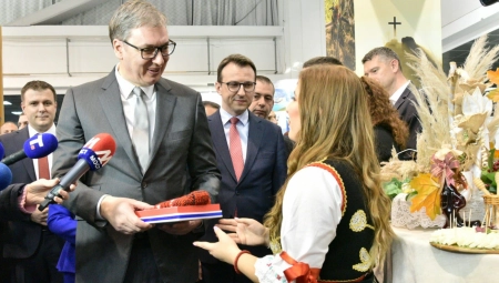 DIVAN POKLON ZA VUČIĆA Evo kakvo je iznenađenje sačekalo predsednika na štandu Kancelarije za Kosovo i Metohiju (FOTO)