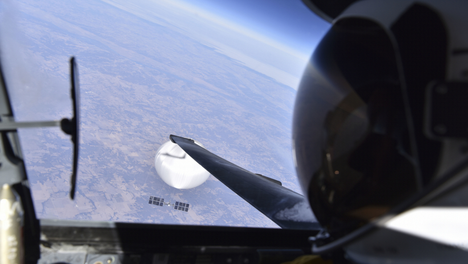 SELFI IZ KABINE ŠPIJUNSKOG AVIONA Pentagon objavio fotografiju američkog pilota sa kineskim balonom