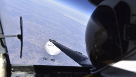 SELFI IZ KABINE ŠPIJUNSKOG AVIONA Pentagon objavio fotografiju američkog pilota sa kineskim balonom