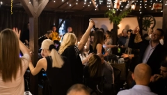 HITNA OPERACIJA Naša poznata pevačica obolela od retkog sindroma, oduzele joj se obe ruke, izgubila svaki osećaj!