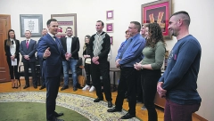 UZMI RAČUN I POBEDI Ministar Mali potpisao ugovore o dodeli četiri stana iz nagradne igre: Zajednički protiv sive ekonomije