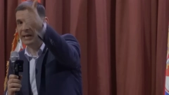 ZBOG ČEGA ISPRED HRAMA SVETOG SAVE Miloše zašto ne protestuješ ispred Ambasade Francuske?