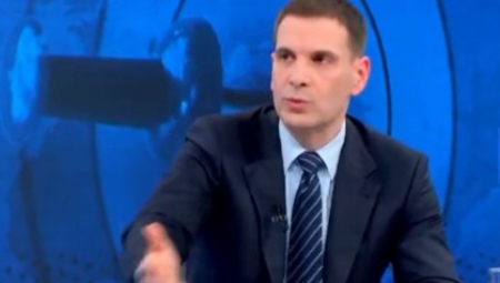 ŽIVOT DAJEM, AL' FRANCUSKI PASOŠ NE DAJEM Miloš Francuz kuka, moli, laže, ali pasoš ne da ni za živu glavu!