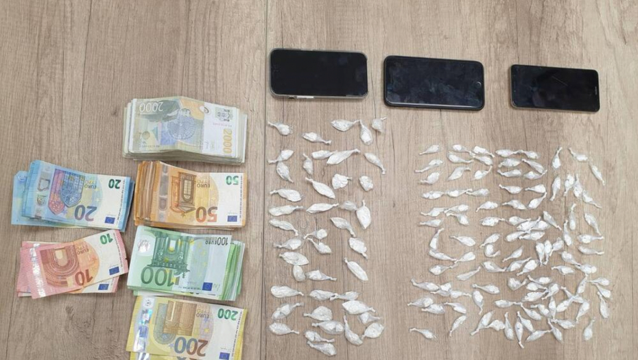 DILER I MUŠTERIJA UHAPŠENI U SREMSKOJ MITROVICI SA HEROINOM Došao po robu, pa završio u pritvoru