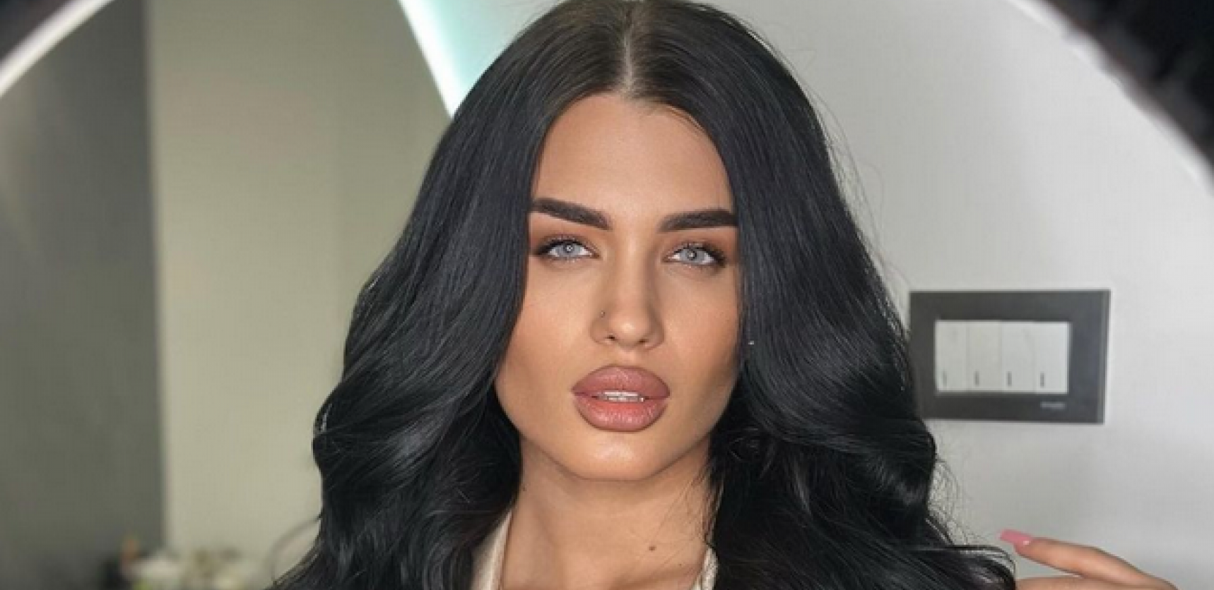 OVAKO PEVAČICA IZGLEDA BEZ ŠMINKE I FILTERA Zorana Mićanović stala na put spekulacijama pa pokazala pravo lice (FOTO)