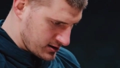 URNEBESNA SCENA, RETKO KO OVO MOŽE DA RAZUME Jokić pogledao u telefon, pa "dreknuo", Meloun ostao u čudu (VIDEO)