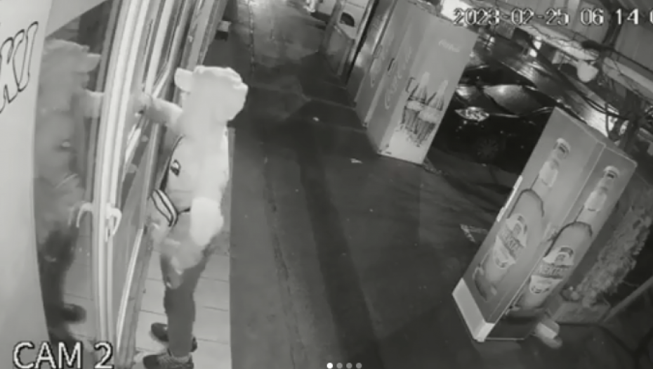 DA LI GA PREPOZNAJETE? Mladi razbojnik sa Zvezdare provalio kroz prozor i pokrao pola lokala! (VIDEO)