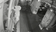 DA LI GA PREPOZNAJETE? Mladi razbojnik sa Zvezdare provalio kroz prozor i pokrao pola lokala! (VIDEO)