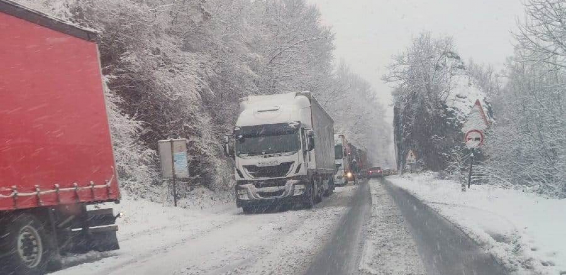 AUTO SLETEO SA PUTA KOD PRIJEPOLJA Sneg napravio kolaps, teška mehanzacija hitno upućena na teren (FOTO)