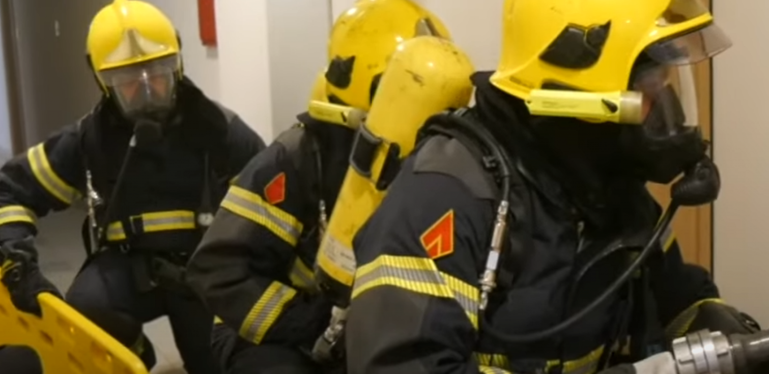 VELIKI POŽAR U ZEMUNU Vatra guta objekat kod zgrade opštine