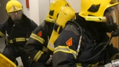 POŽAR U KAMPU ZA MIGRANTE Prilikom intervencije u Krnjači povređen je jedan vatrogasac