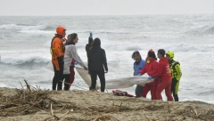 BROJ NASTRADALIH MIGRANATA POPEO SE NA 61 Pronađeno telo još jedne žrtve brodoloma u Italiji