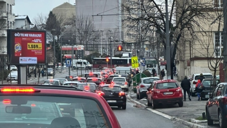SUDAR NA ZVEZDARI Kamion pun plinskih boca se zakucao u stub