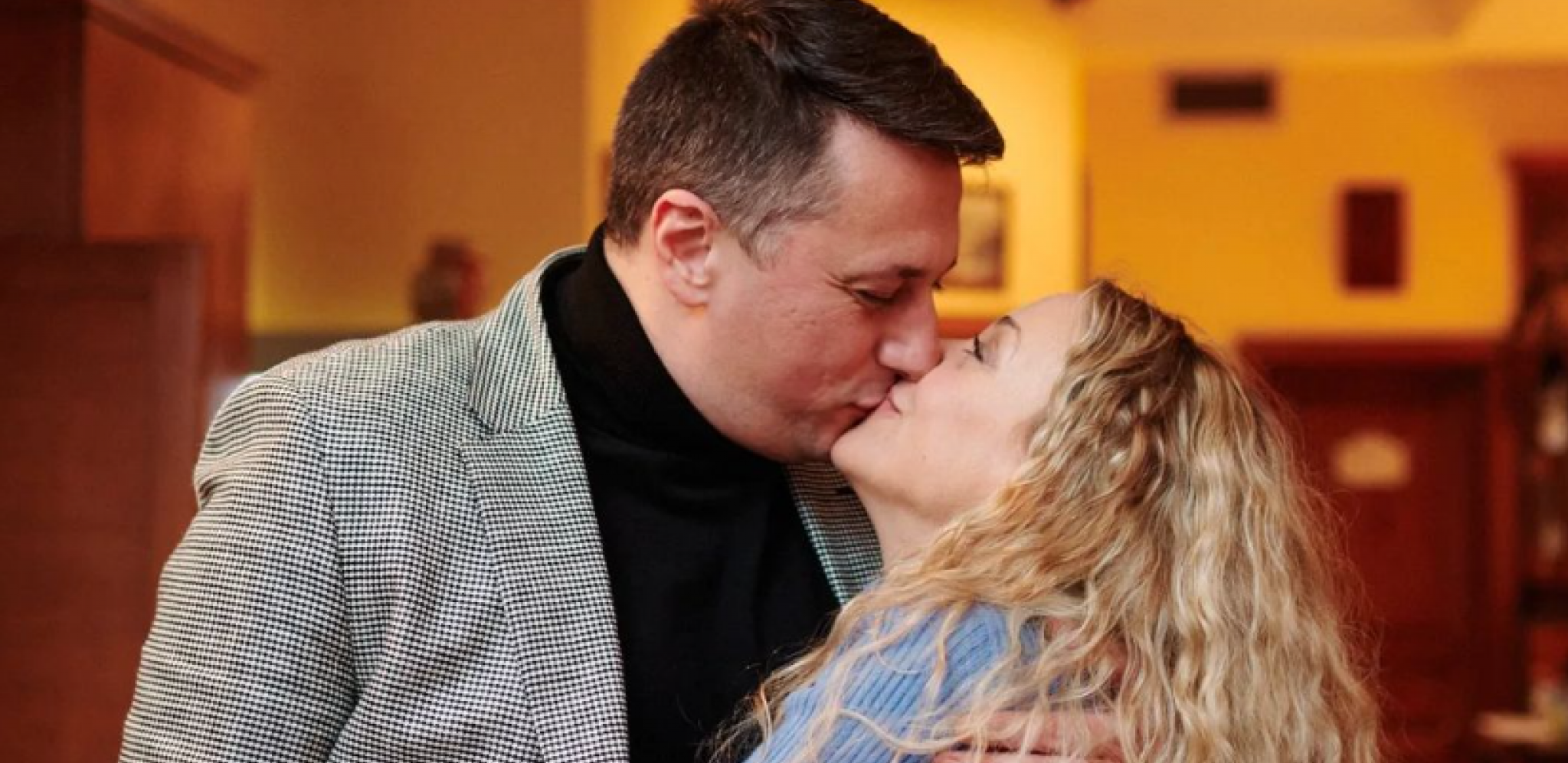 GLUMAČKI PAR POKAZAO GLAMUR KAO IZ HOLIVUDA Andrija Milošević i njegova supruga zasenili sve prisutne, nikada ih nismo videli ovakve!