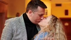 GLUMAČKI PAR POKAZAO GLAMUR KAO IZ HOLIVUDA Andrija Milošević i njegova supruga zasenili sve prisutne, nikada ih nismo videli ovakve!