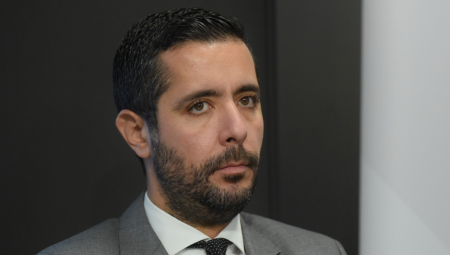 ČLANOVI VLADE SRBIJE IZNENADIĆE LEPŠE POLOVINE ZA DAN ŽENA: Ministri spremili poklone za supruge