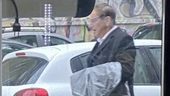 ALO! PAPARACO Poznatom glumcu ne smeta kiša da odradi ovu važnu obavezu (FOTO)