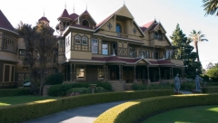 ZA OVU KUĆU KAŽU DA JE NAJUKLETIJA NA SVETU Spolja sva blista, a unutra krije jezivu tajnu