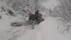 SNEG DOSTIŽE I DO DVA METRA! Meštani se bore sa padavinama: Probijene blokade do zavejanih novovaroških sela (FOTO)