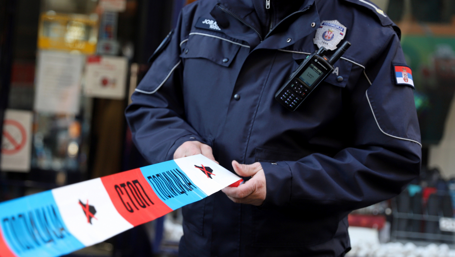 UZEO PIŠTOLJ I POČEO NASUMIČNO DA PUCA Užas na Voždovcu, komšije spasile devojku od 20 godine starijeg muškarca