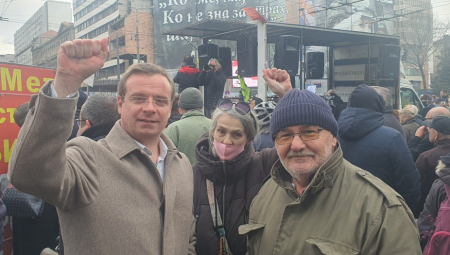 RAZVALILA JAJARU! NATO lobista tražio da svi ponesu jaja, dobio odgovor: Dođi devojčice da ti ih polupam, druga nemaš! (FOTO)