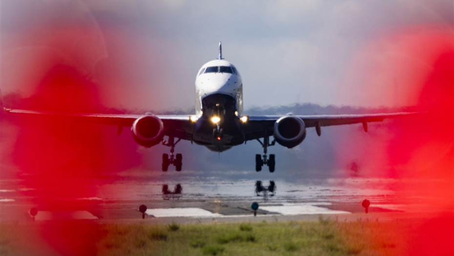 POŽAR U AVIONU, 10 LJUDI HOSPITALIZOVANO Procureo stravičan snimak drame na nebu iznad SAD (VIDEO)
