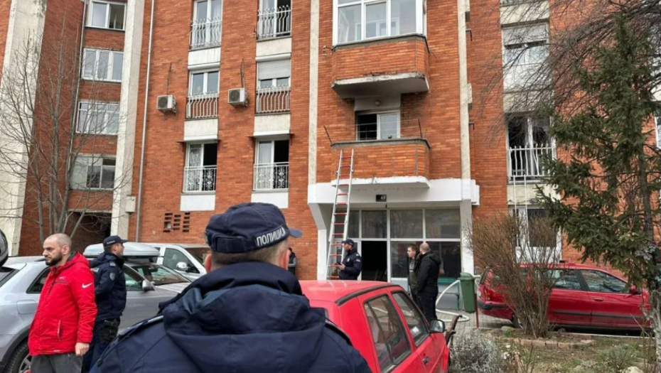 NOŽEM NAPAO POLICAJCA U NOVOM PAZARU Nasrnuo na službenika MUP koji je obezbeđivao stan u kojem je izgorelo četvoro dece