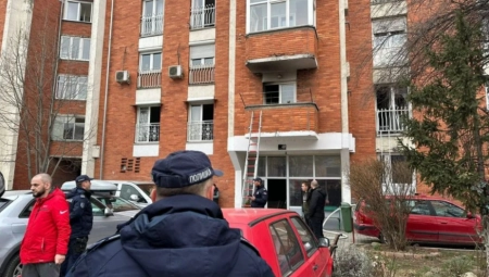 NOŽEM NAPAO POLICAJCA U NOVOM PAZARU Nasrnuo na službenika MUP koji je obezbeđivao stan u kojem je izgorelo četvoro dece