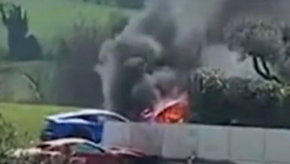 SUDAR FERARIJA Izgubili kontrolu u krivini, pa poleteli i zabili se u zid (VIDEO)