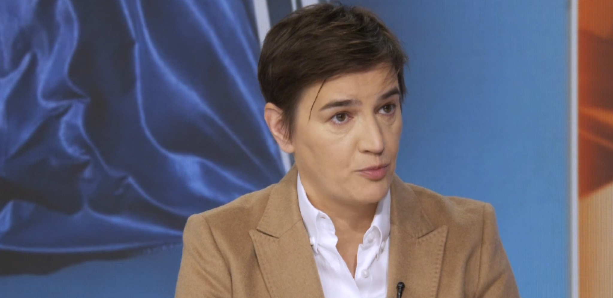 BESMISAO "BOMBA" NASLOVA "DANASA" I "NOVE" JE ZAPANJUJUĆI Premijerka Brnabić pokazala ko je STALNA meta tajkunskih medija (FOTO)