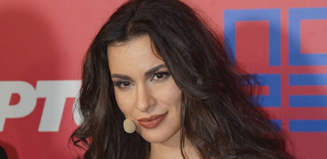 KOSJERINA POKAZALA GOLE NOGE U EMISIJI UŽIVO Voditeljka oduševila izgledom, muškarcima popadale vilice