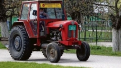 POGINUO DOK JE TRAKTOROM KOSIO TRAVU! Vozilo se prevrnulo na nagibu livade i zgnječilo nesrećnog čoveka