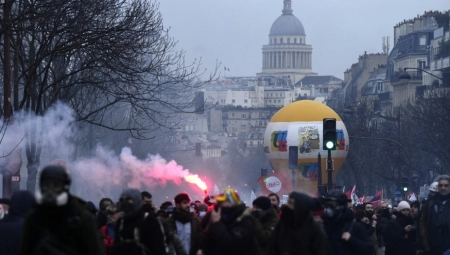 FRANCUSKA USVOJILA REFORMU PENZIONOG SISTEMA Masovni neredi širom zemlje!