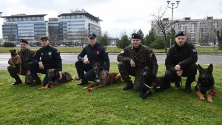 MUP I PAS ZIGI ŽELE SREĆAN DAN ŽENA  Heroji  su tu da brinu o bezbednosti i da  izmame osmeh na lice