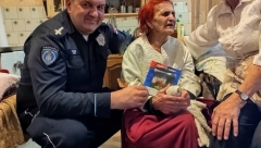 POLICIJA JE NIJE ZABORAVILA Baki Krstinji Baturan  iz Bačkog Dobrog Polja, koja ima 103 godine  uručili prigodan poklon