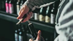 GASTARBAJTER ZA PRAZNIK OTPLATIO DUGOVE MEŠTANA U LOKALNOJ PRODAVNICI! Šokirao vlasnika pozivom: Pošalji mi iznos i spali tefter!