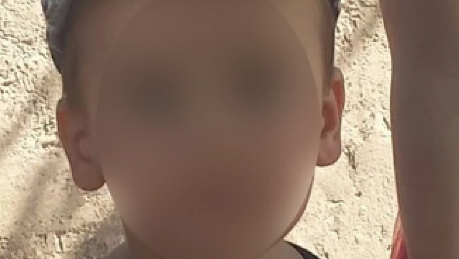 DEČAK (6) UPAO U SEPTIČKU JAMU I UDAVIO SE, DOK JE OTAC SPAVAO U SOBI Sopot zavijen u crno zbog užasne tragedije
