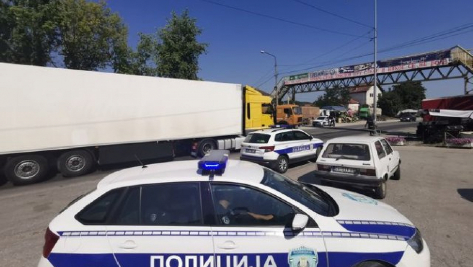 NA KLIZAVOM KOLOVOZU DVA POPREČENA I SLUPANA TERETNJAKA Težak udes na putu Ivanjica-Arilje (FOTO)
