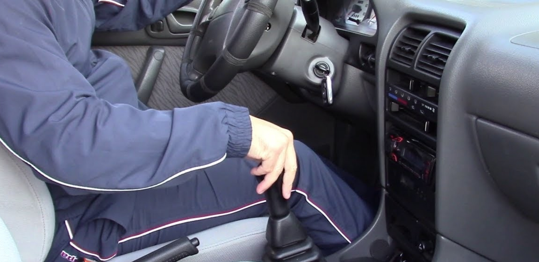 AUTO NEĆE DA UPALI? Sledite ova pravila pre nego što ga pokrenete "na gurku"