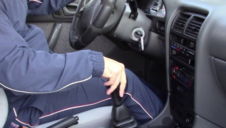 NAVIGACIJA GA ODVELA MEĐU ZARAĆENE BANDE Automobil izrešetan rafalima, čudo ga spasilo