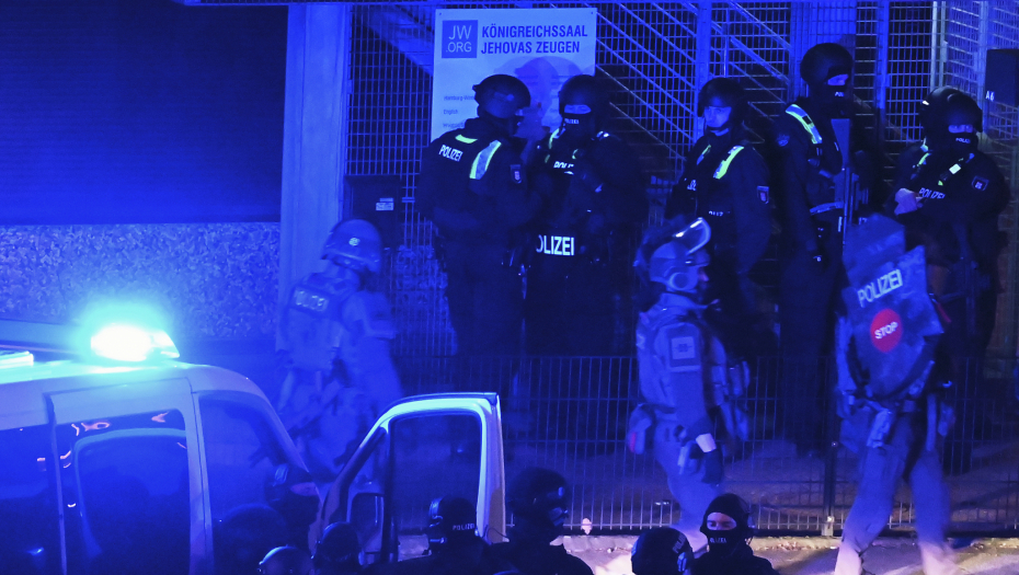 OGLASILA SE POLICIJA! Otmičari drže taoce u apoteci!