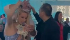 KRALJICA BAKŠIŠA Radi Manojlović na jednoj proslavi padale novčanice sa glave, a ona poručuje "Razvesele narod, pa im sve pare daju" (FOTO)