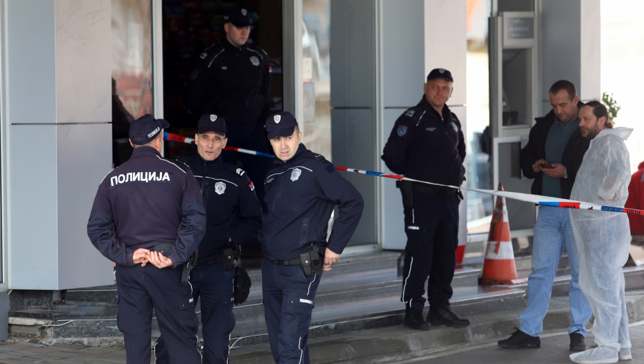 S HIRURŠKIM MASKAMA NA LICU, IZREŠETALI GA ISPRED PUMPE Osumnjičeni za ubistvo ''Eskobara'' ostaju iza rešetaka!