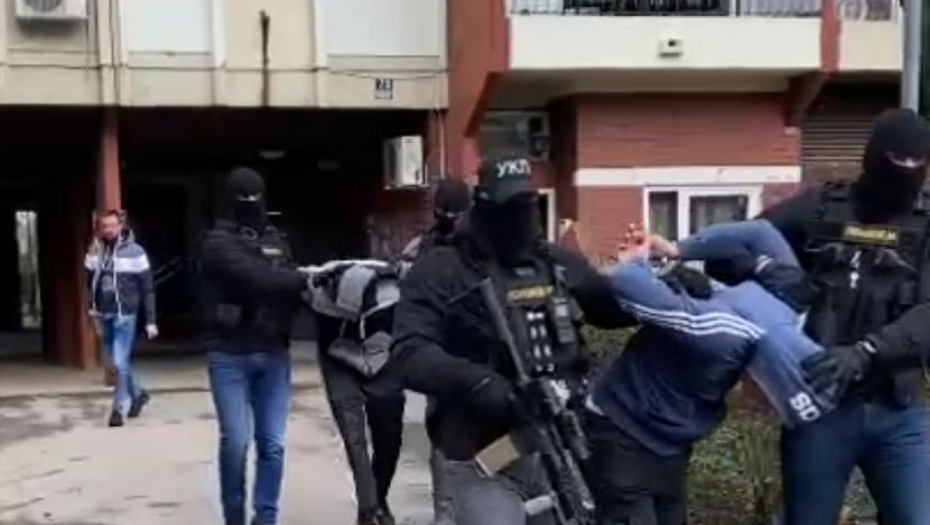 SNIMAK HAPŠENJA OSUMNJIČENIH ZA UBISTVO ESKOBARA Ruke na leđima, pognuta glava! (VIDEO)