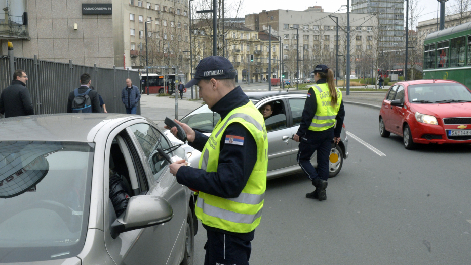 PLJUŠTALE KAZNE ZBOG MOBILNIH TELEFONA Oko 7000 vozača i 700 pešaka procesuirano za 7 dana