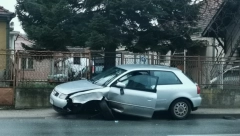 TEŠKA NESREĆA U ČAČKU Vozač "Audija" izgubio kontrolu i zakucao se u stub (FOTO)