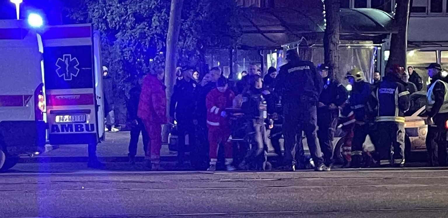 POLICAJACI POVREĐENI U BULEVARU KRALJA ALEKSANDRA Stravična saobraćajna nesreća putničkog i policijskog vozila (FOTO/VIDEO)